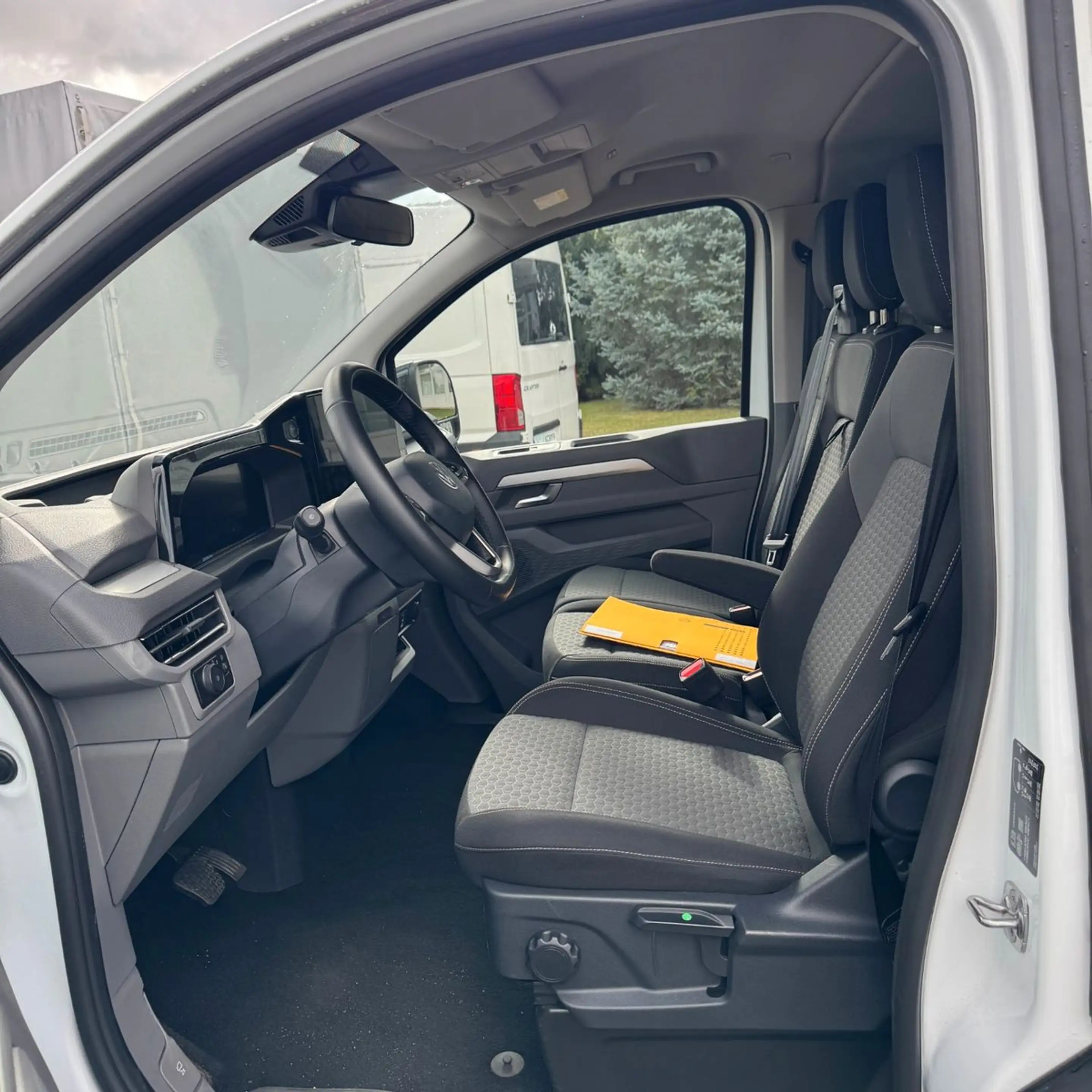 Volkswagen T7 Caravelle KR 2.0 TDI Life — photo 10