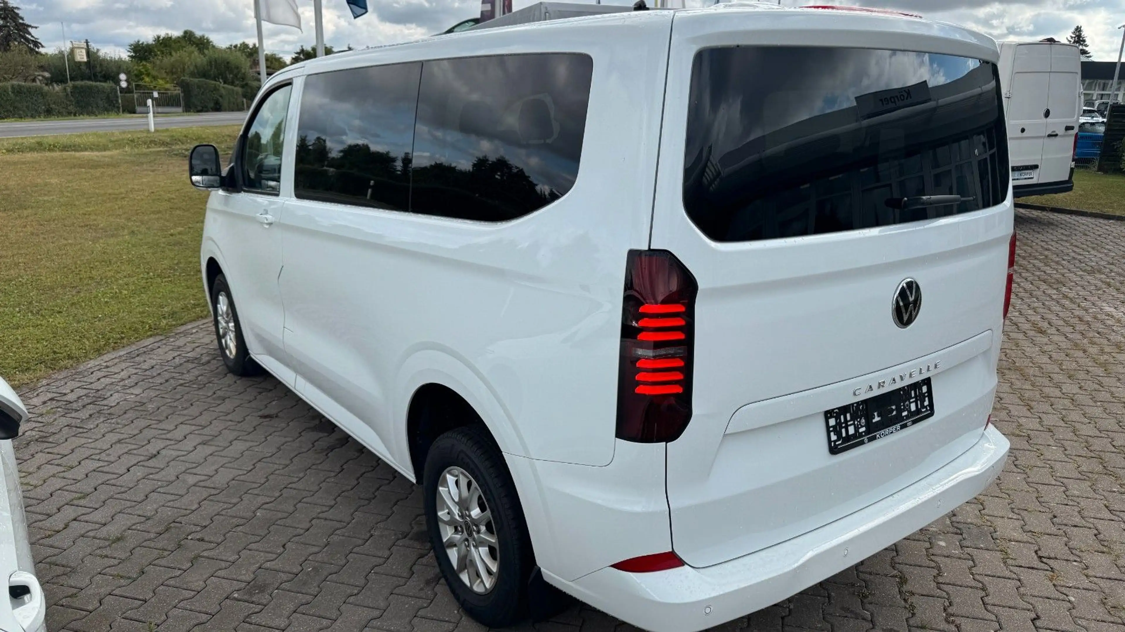 Volkswagen T7 Caravelle KR 2.0 TDI Life — photo 2