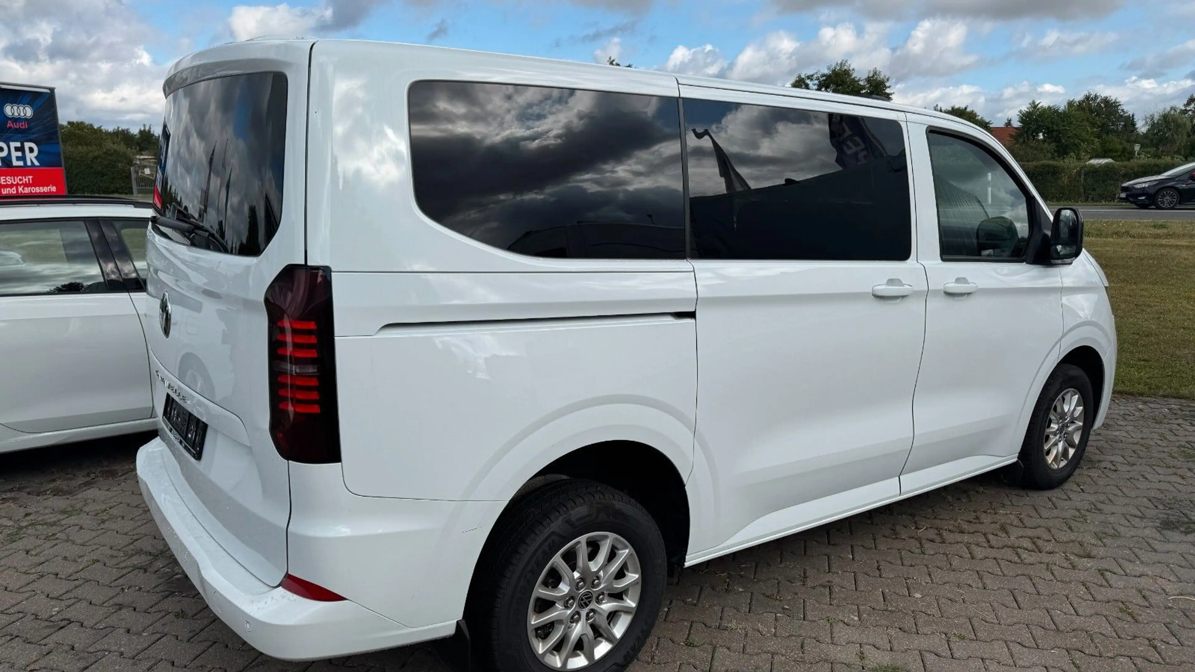 Volkswagen T7 Caravelle KR 2.0 TDI Life — photo 5