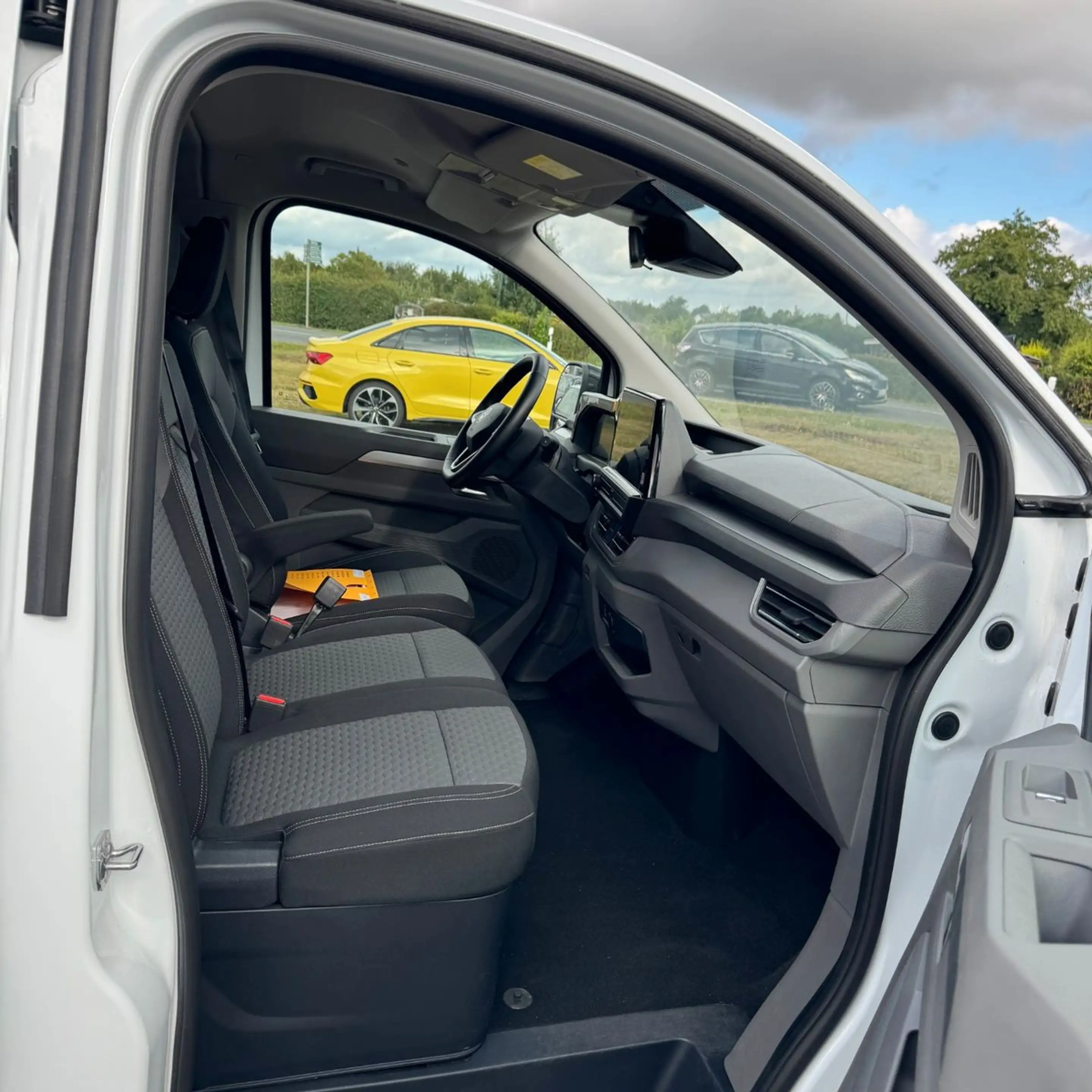 Volkswagen T7 Caravelle KR 2.0 TDI Life — photo 9