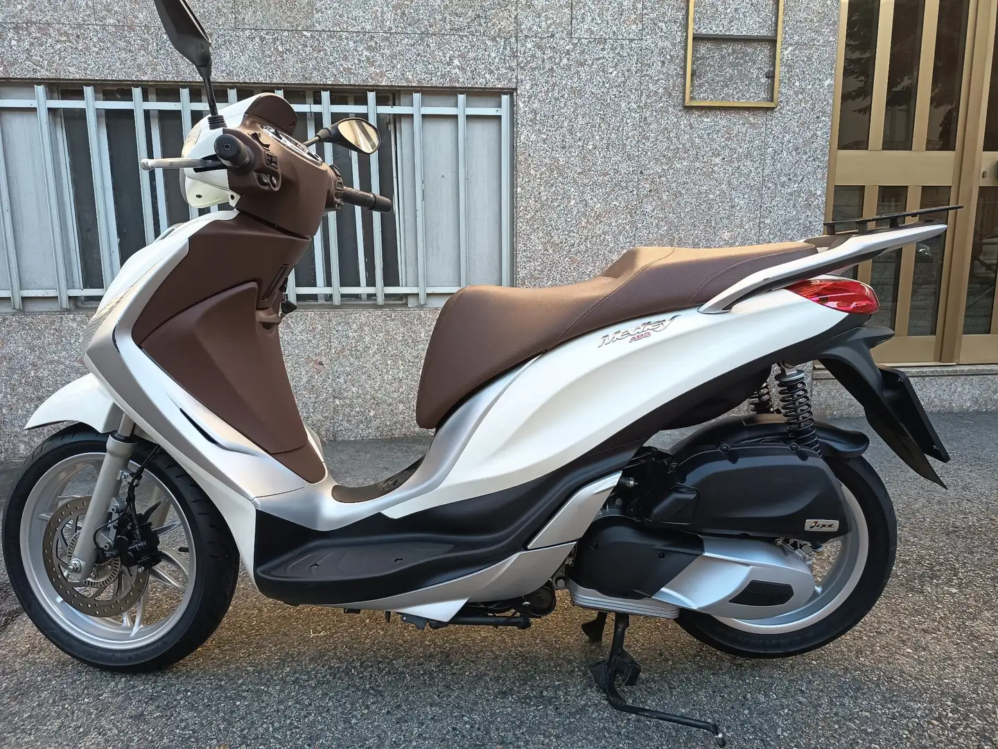 Piaggio Medley 150 abs start and stop Beige - 2