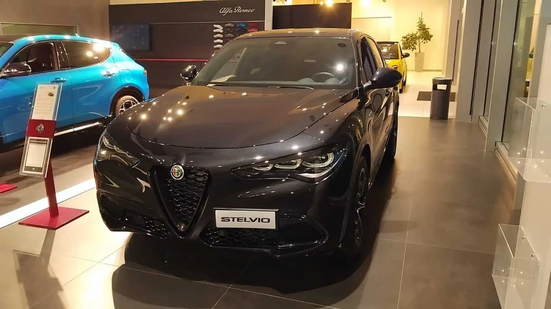 Alfa Romeo Stelvio 2.2 Turbodiesel 210 CV AT8 Q4 Veloce Zwart - 1