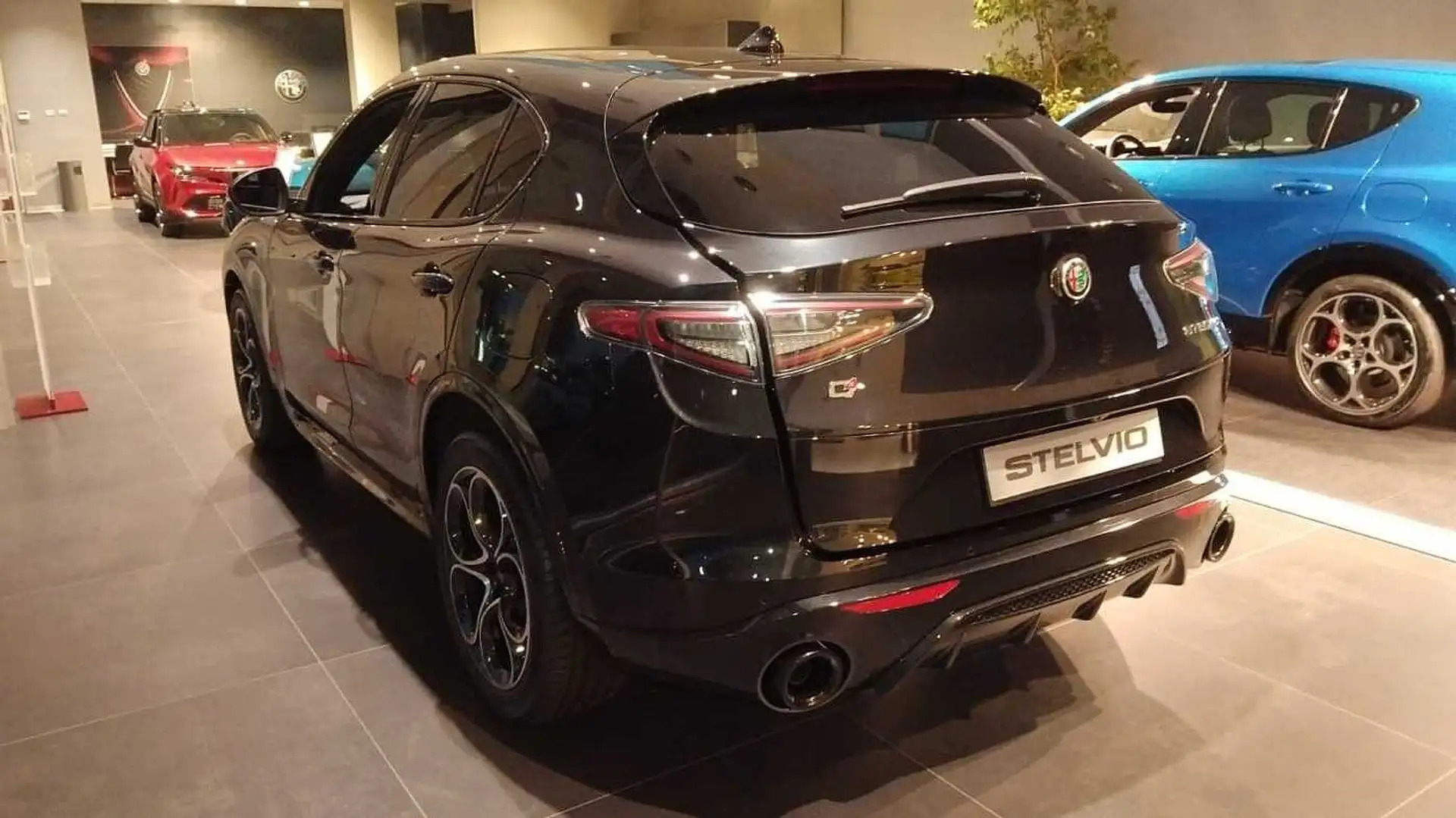 Alfa Romeo Stelvio 2.2 Turbodiesel 210 CV AT8 Q4 Veloce Zwart - 2