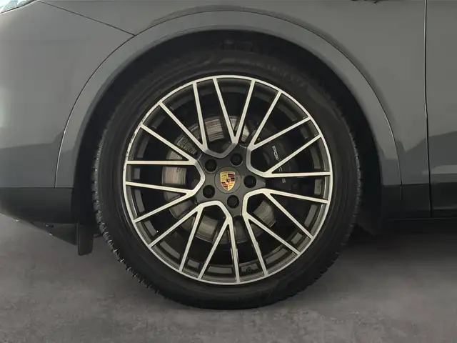Porsche Cayenne view 9