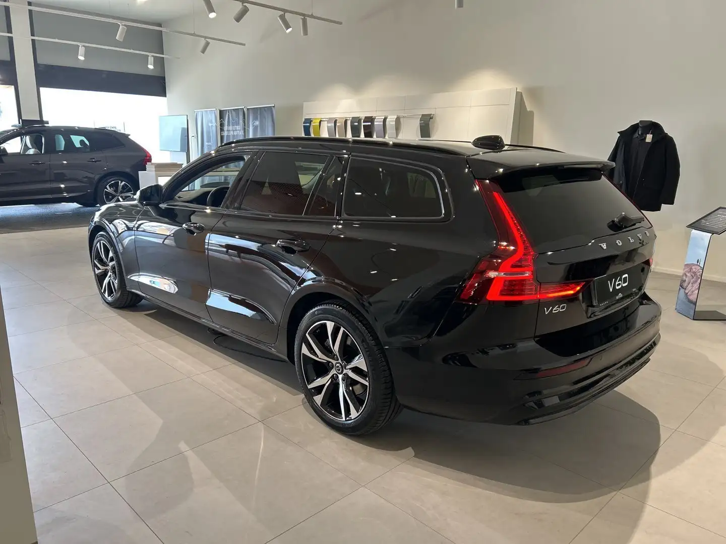 Volvo V60 B4 automatico Plus Dark Nero - 2