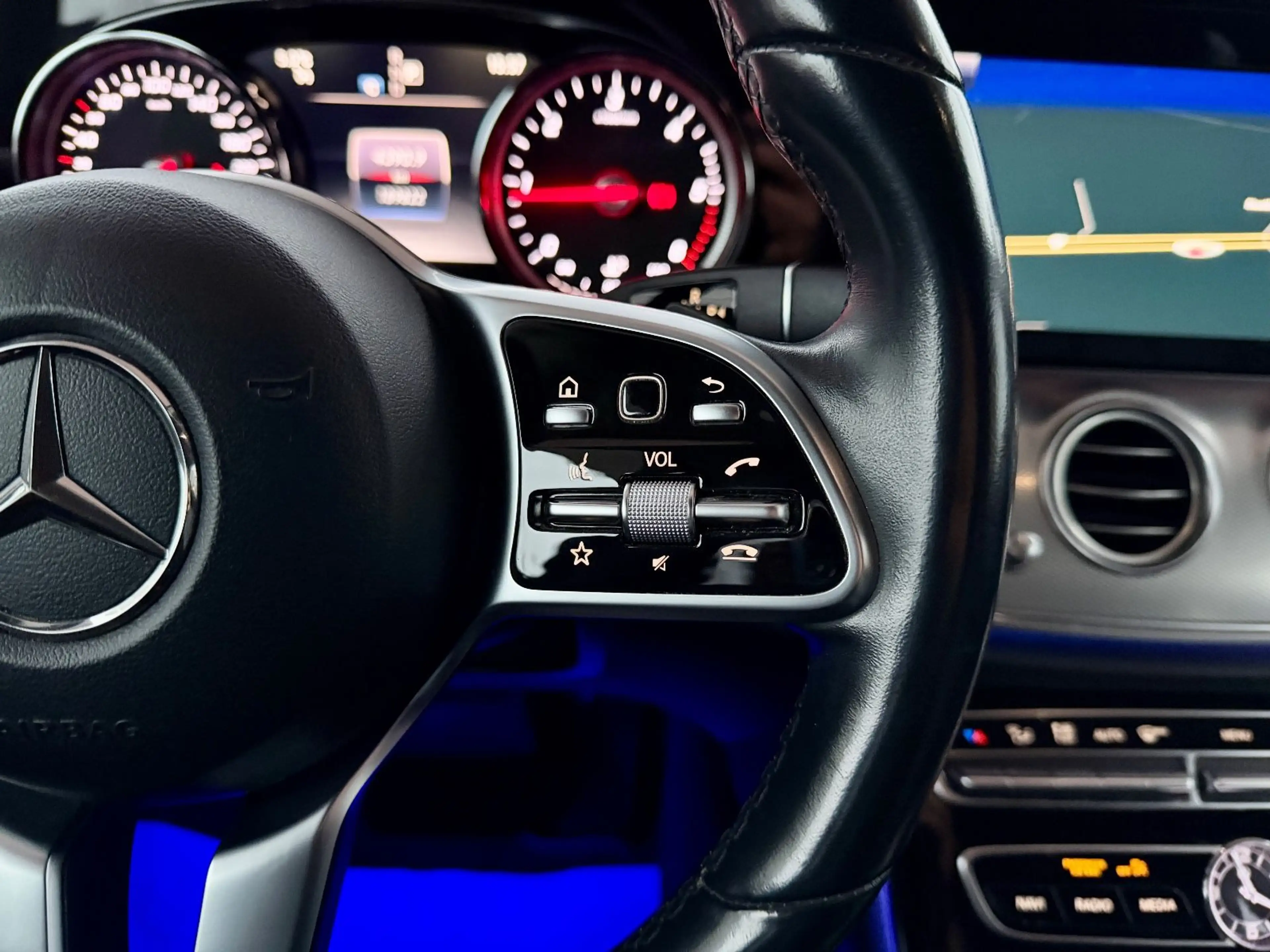 Mercedes-Benz E 220 d T-Modell, Avantgarde, Apple CarPlay — photo 15