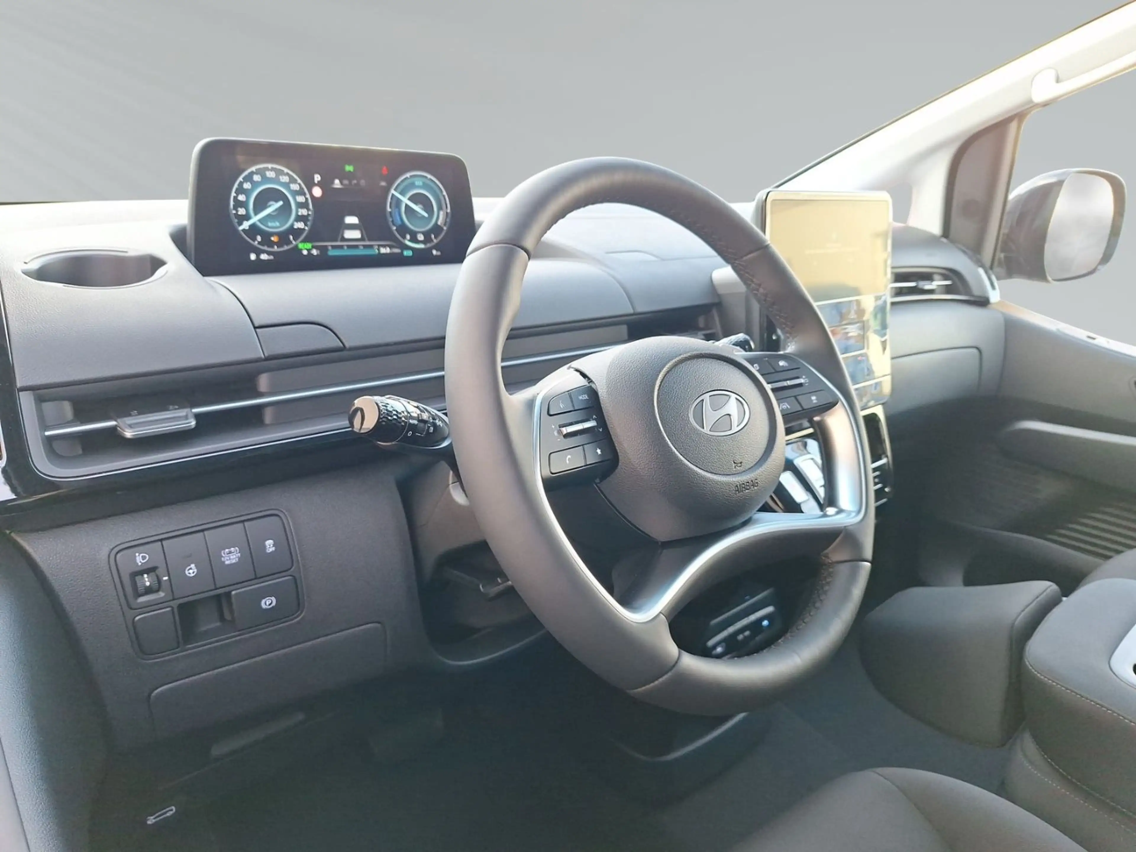Hyundai STARIA Hybrid AT TREND 9-S LED Navi 360° Privacy — photo 9
