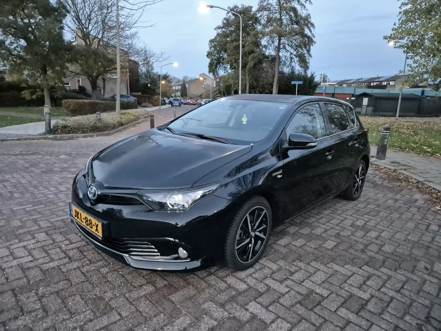 Toyota Auris 1.8 Hybrid Dynamic Noir - 1