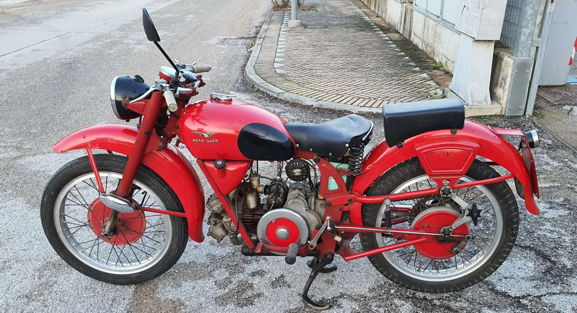 Moto Guzzi Airone 250 Sport Red - 1