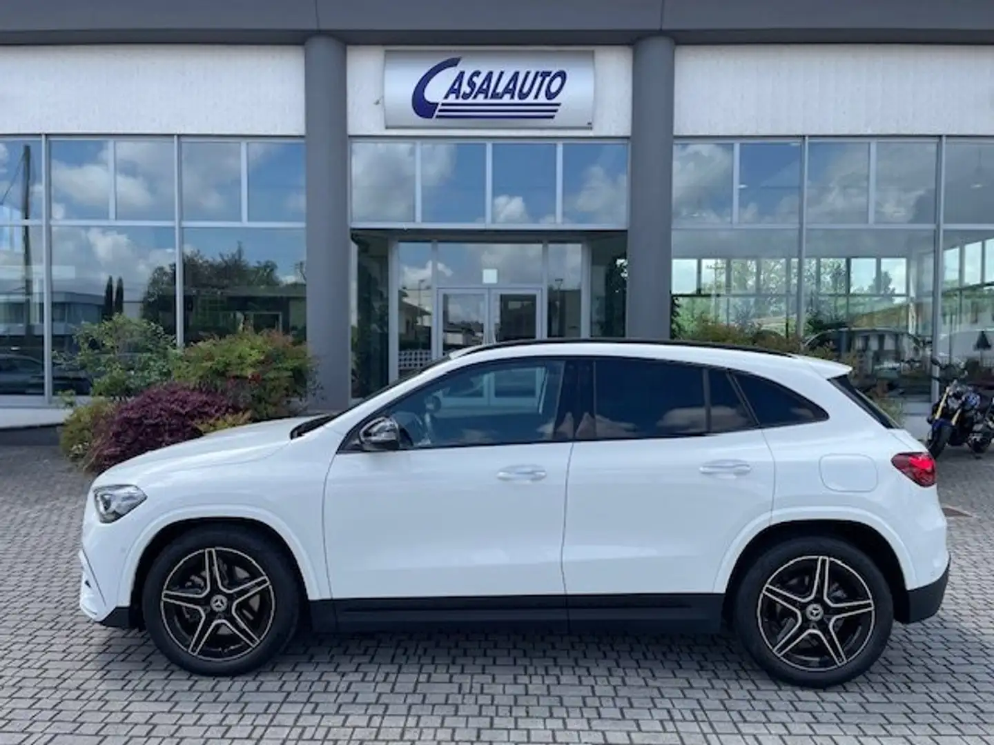 Mercedes-Benz GLA 200 AMG Line Advanced Plus auto KEYLESS /MULTIBEAM LED Weiß - 1