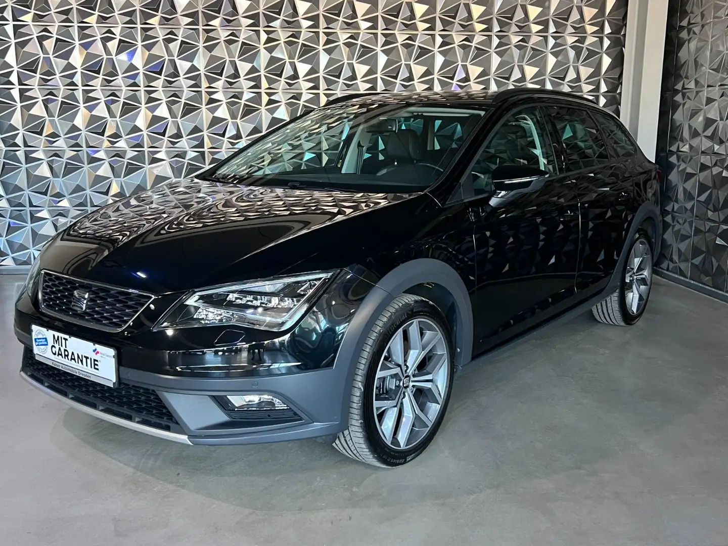 SEAT Leon ST X-Perience 4x4*AT*SIHZ*LED*PDC*ALU*57TKM Schwarz - 1