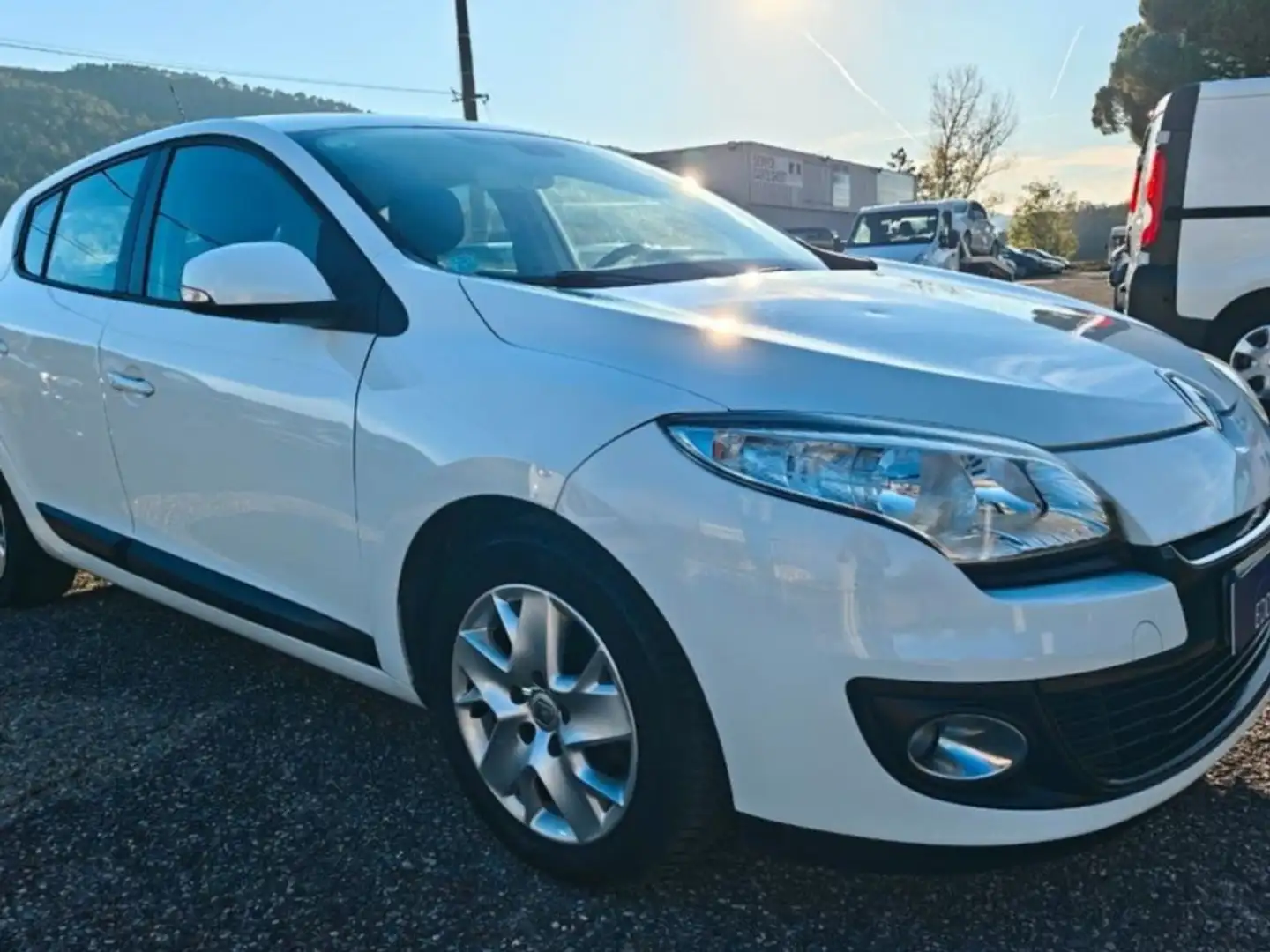 Renault Megane 3 dci Weiß - 1