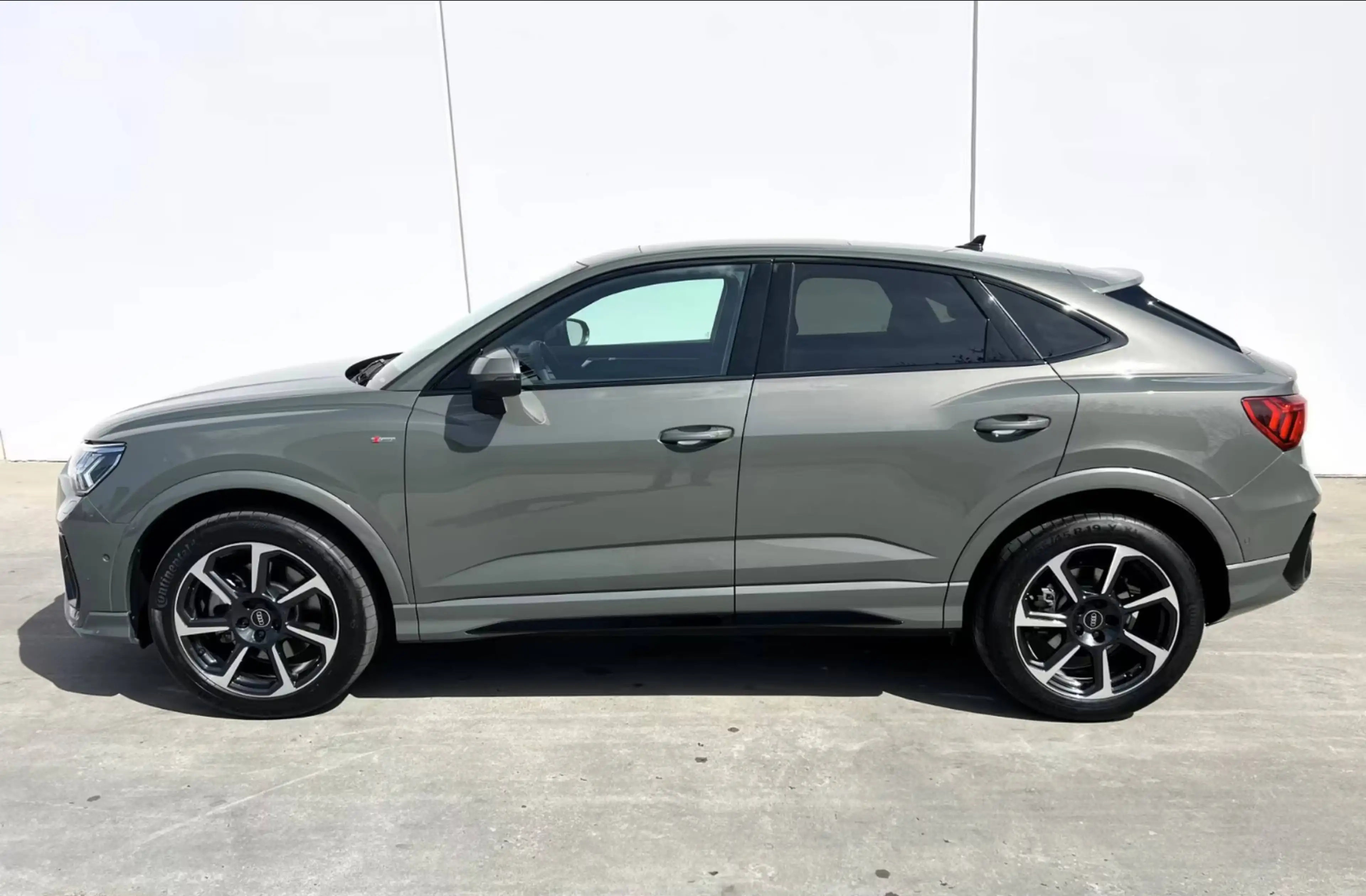 Audi Q3 40 TDI quattro S line — photo 2