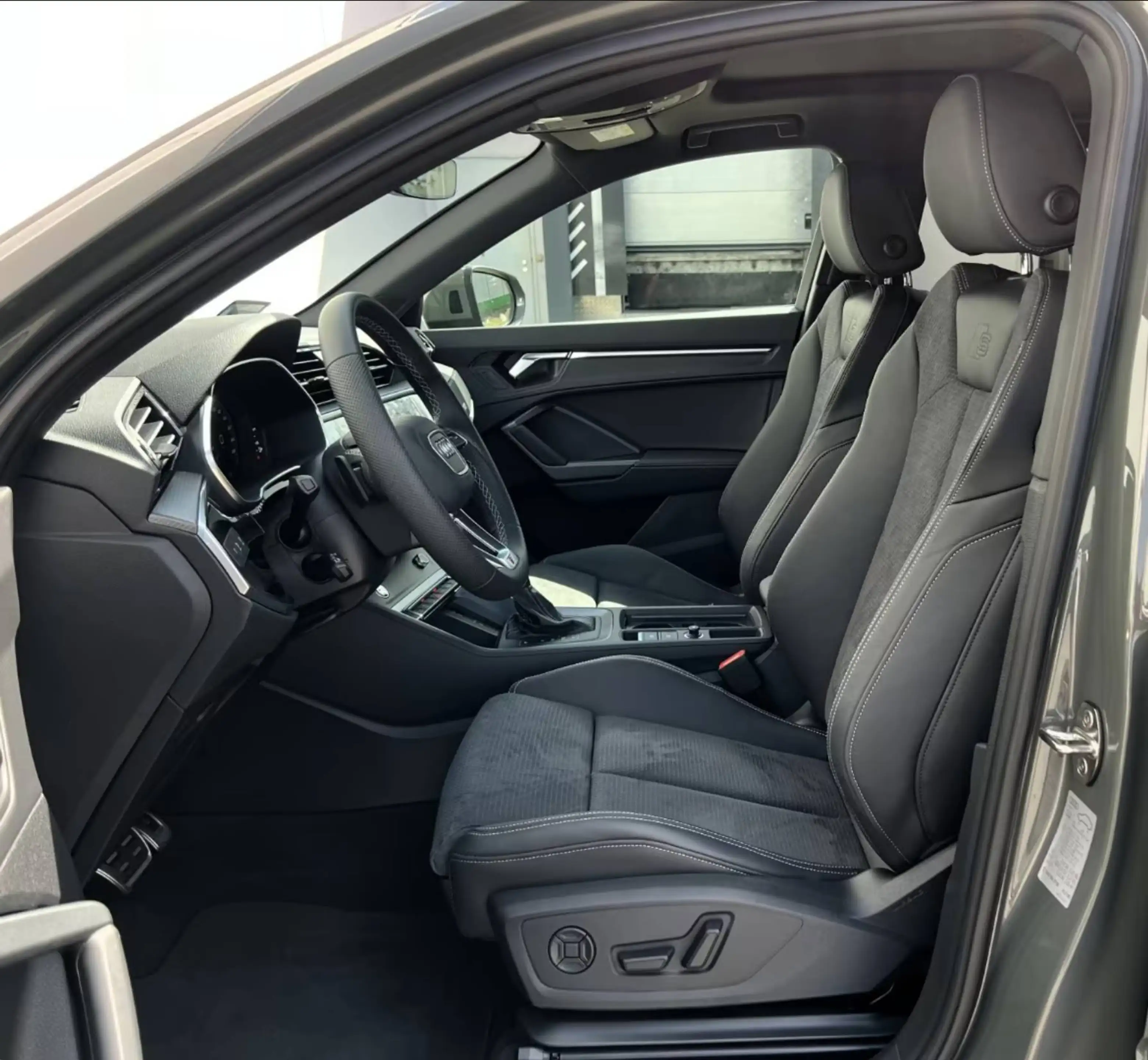 Audi Q3 40 TDI quattro S line — photo 14
