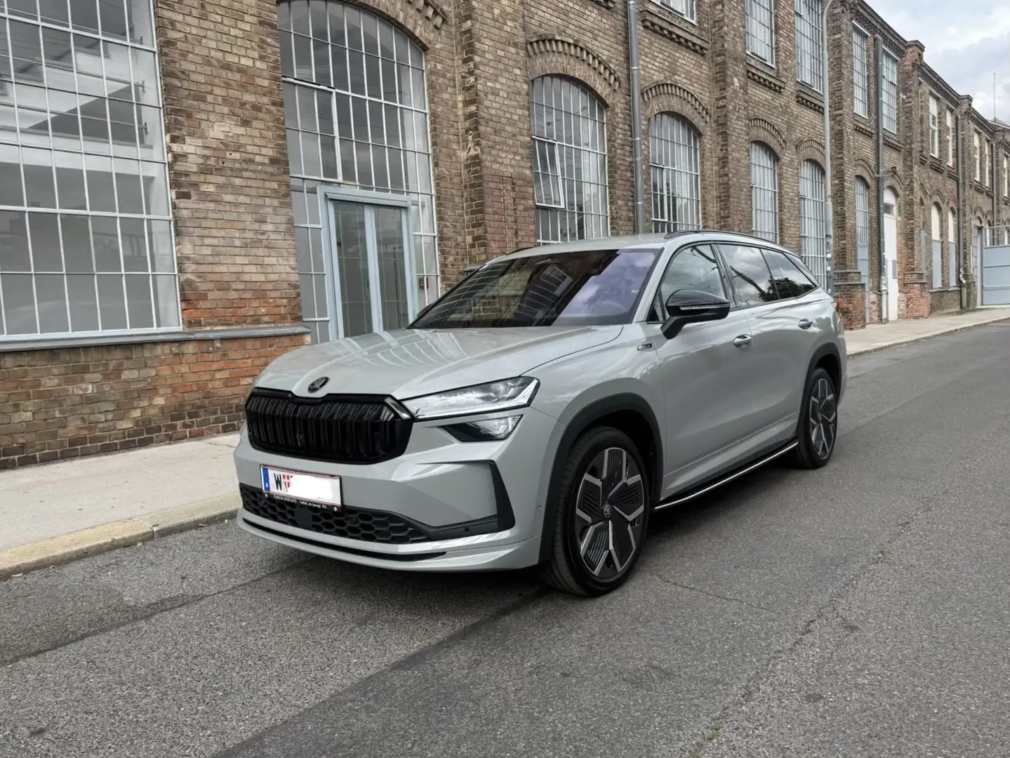 Skoda Kodiaq Sportline 7-Stizer Erstbesitz 8-Fach Bereift Grau - 1