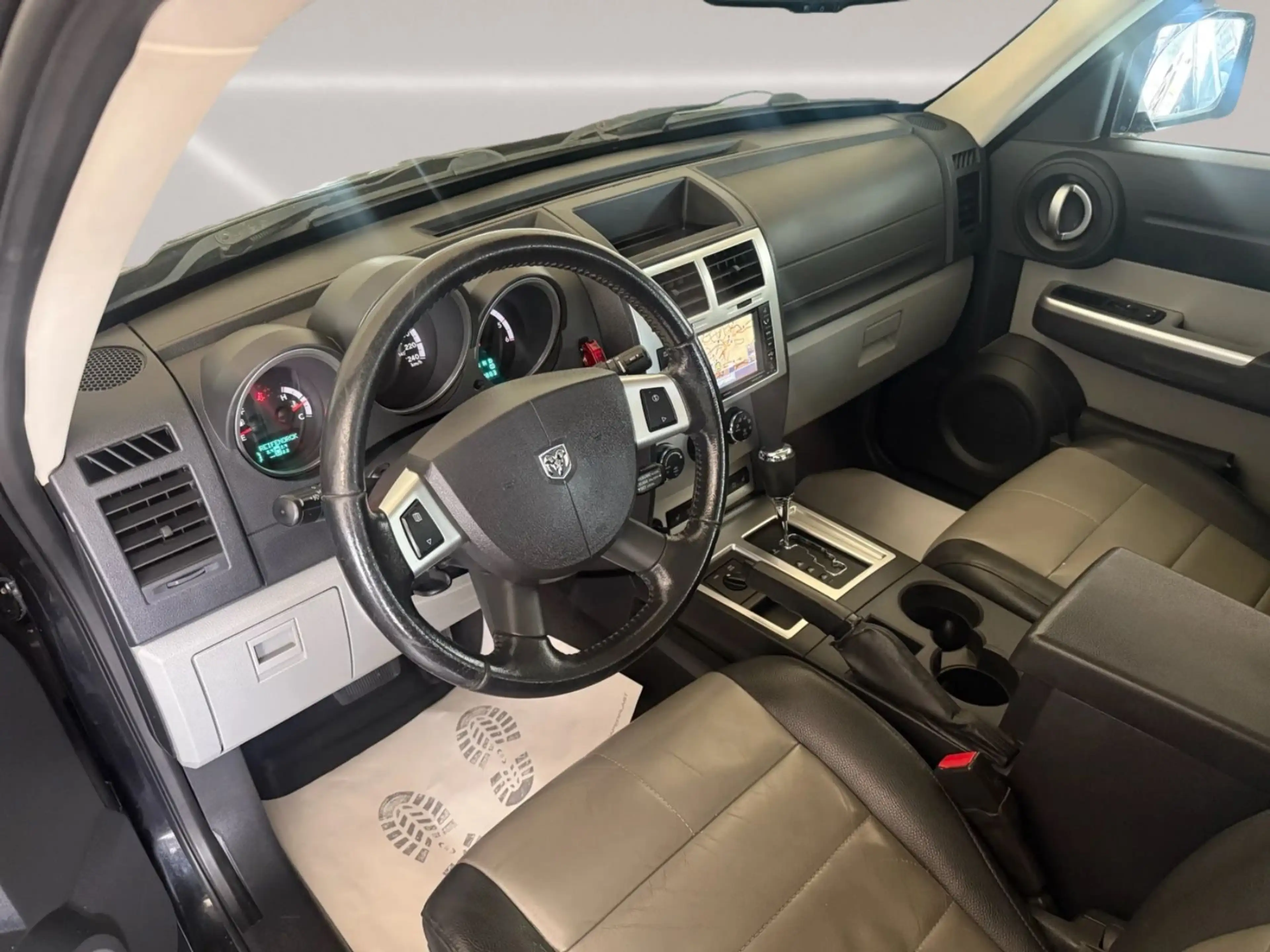 Dodge Nitro SXT — photo 9