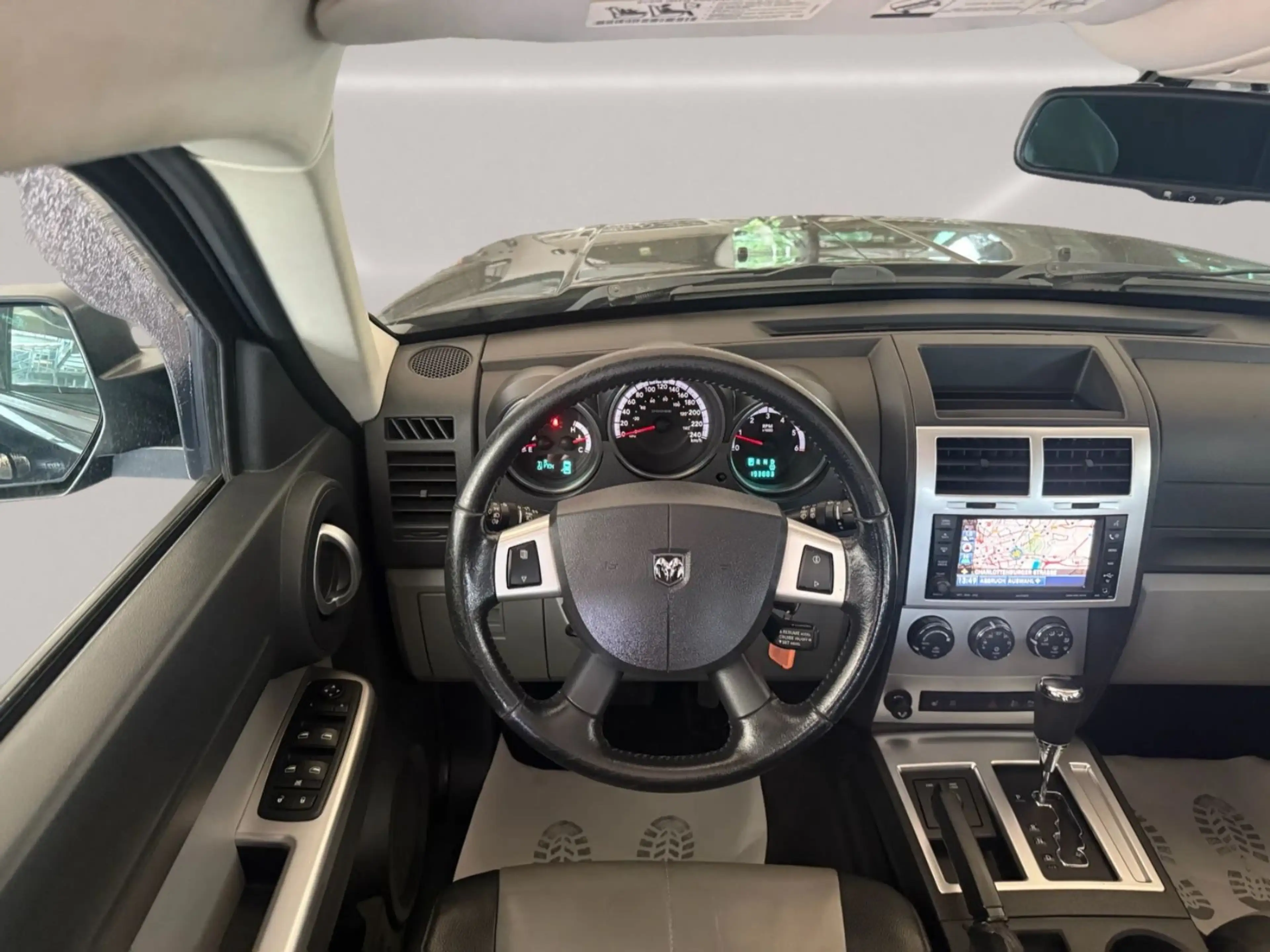 Dodge Nitro SXT — photo 13
