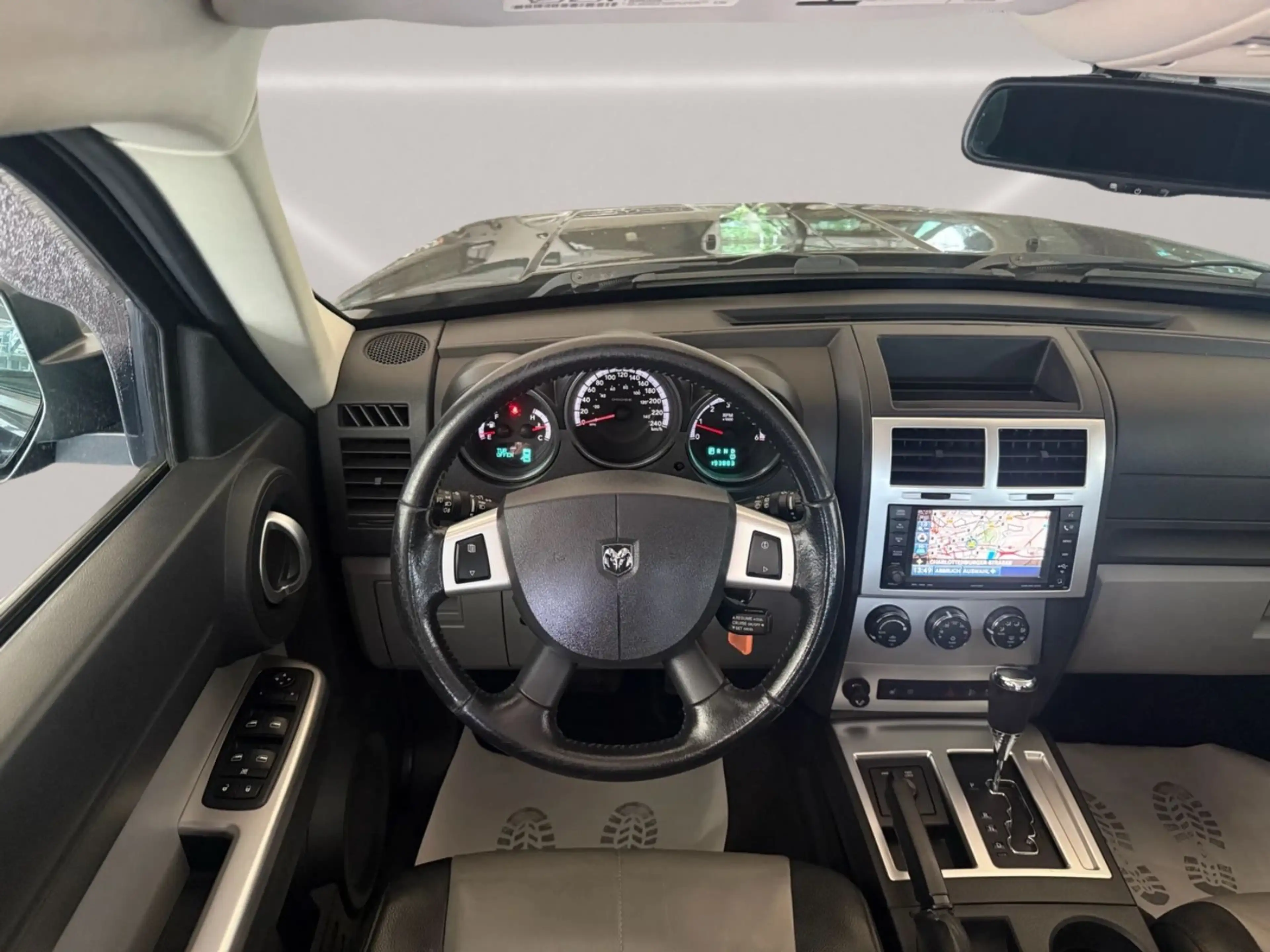 Dodge Nitro SXT — photo 11