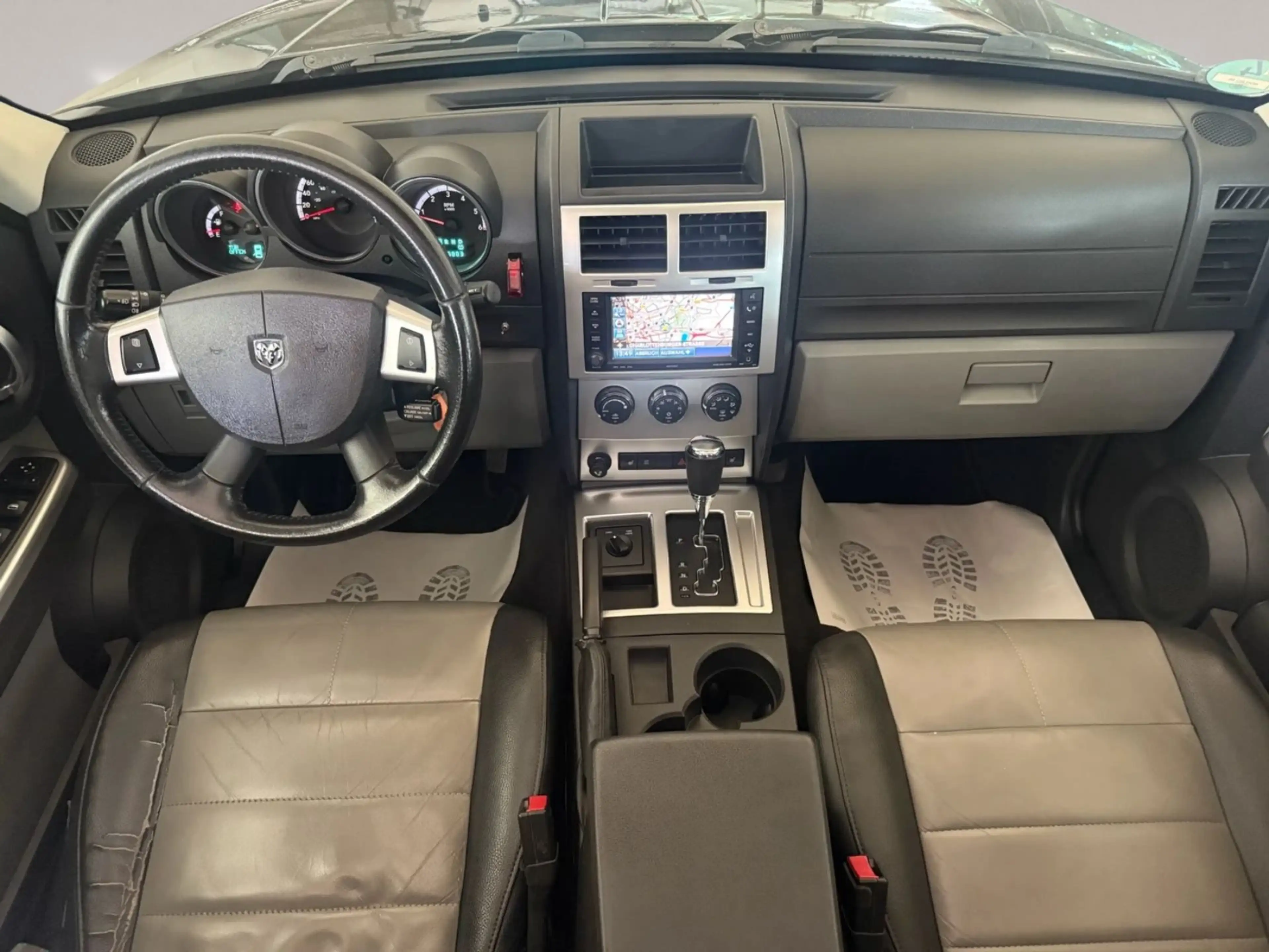 Dodge Nitro SXT — photo 12