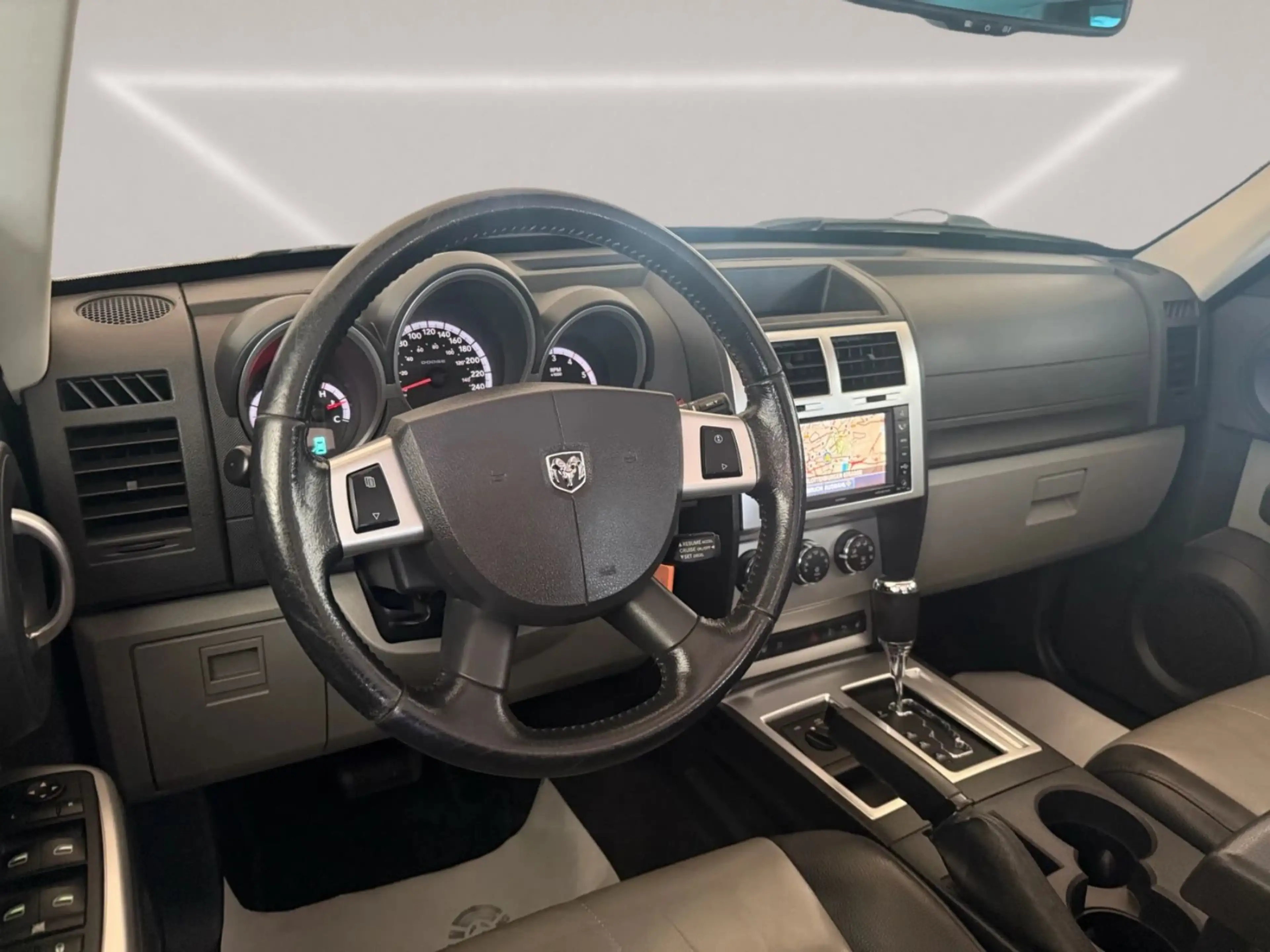 Dodge Nitro SXT — photo 14