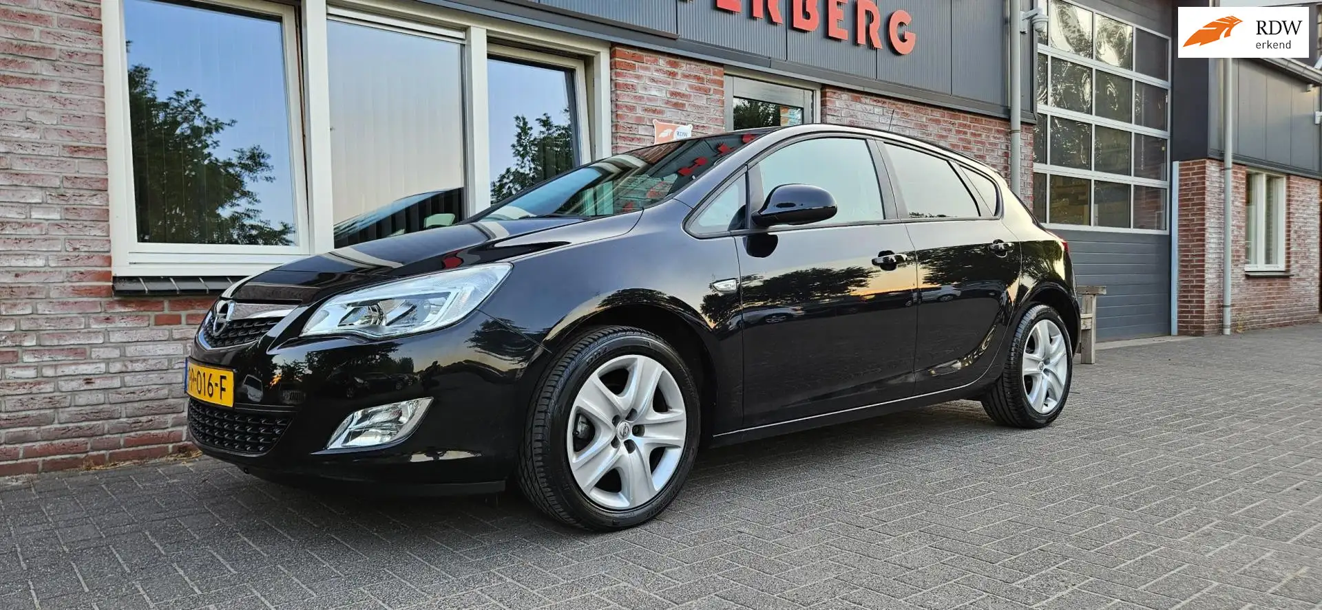 Opel Astra 1.4 Edition Trekhaak! Airco! Cruise Control! 5-Deu Zwart - 1