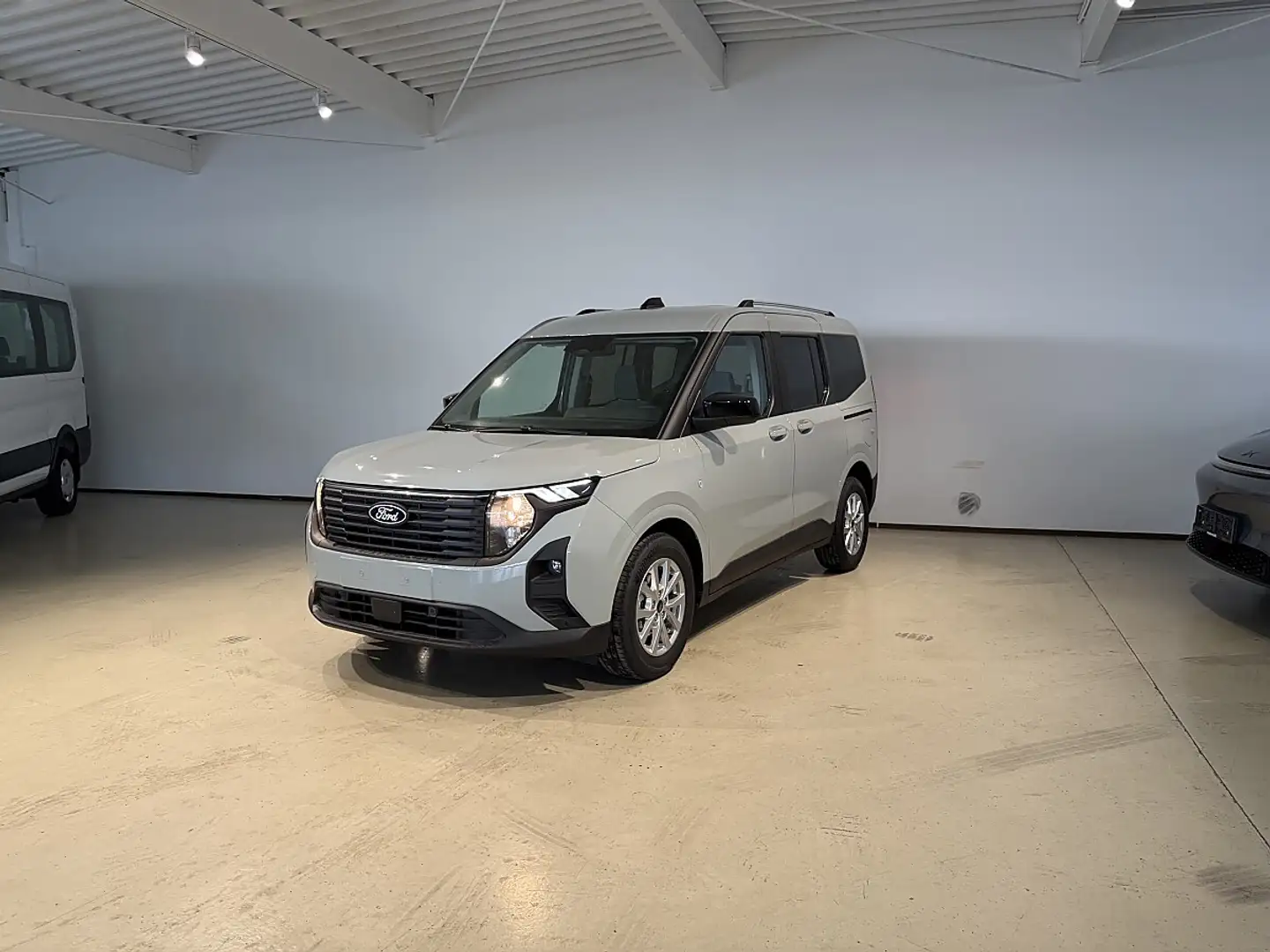 Ford Tourneo Courier 1,0 EcoBoost Titanium Aut. *Anhängerkupplung* Grau - 2