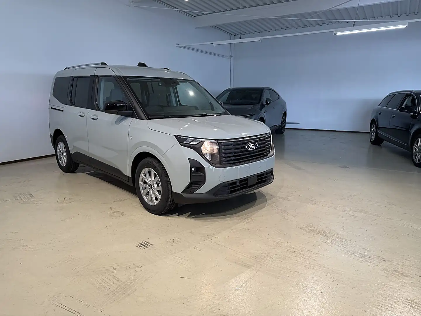 Ford Tourneo Courier 1,0 EcoBoost Titanium Aut. *Anhängerkupplung* Grau - 1