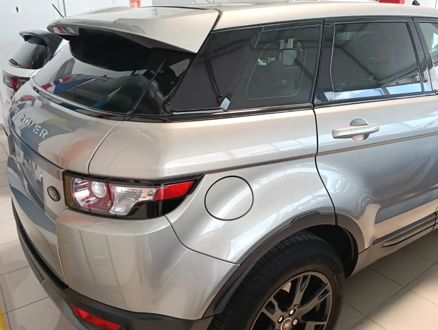 Land Rover Range Rover Evoque 2.2L TD4 Dynamic 4x4 Aut. Gris - 2