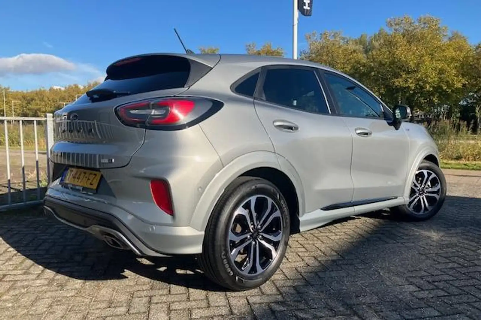 Ford Puma 1.0 EcoBoost 125PK Hybrid ST-Line Grijs - 2