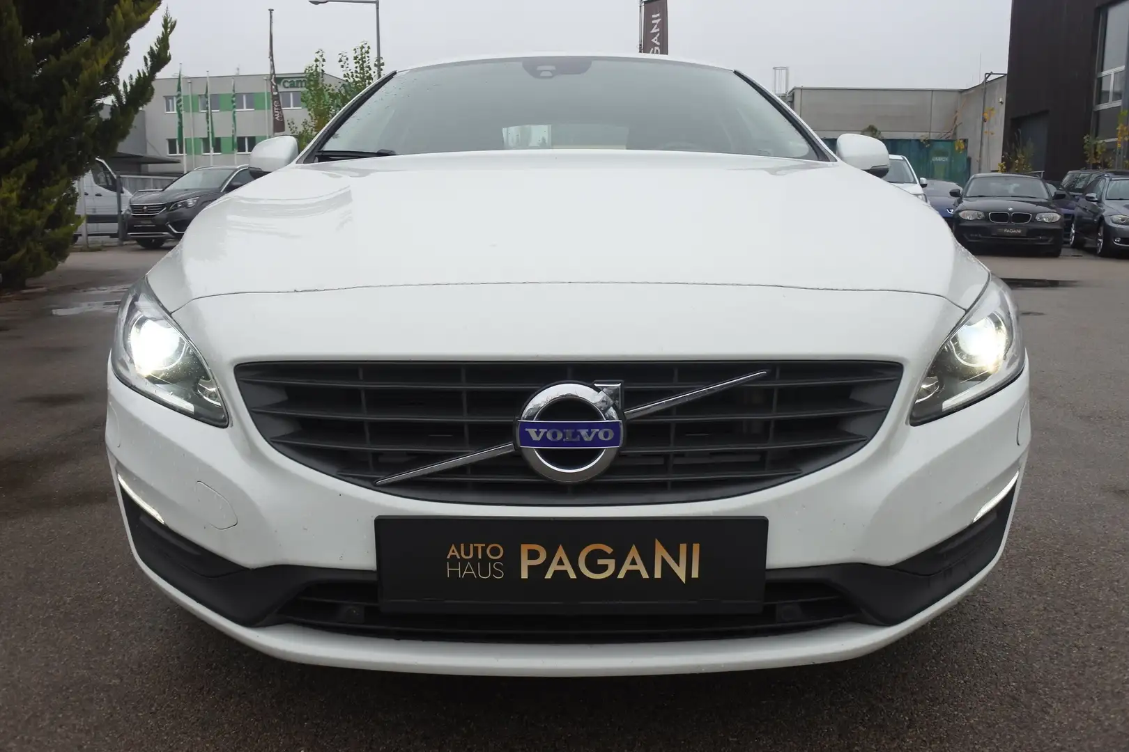 Volvo V60 V60 D3 Sport Geartronic/AHK/8FACH/NAVI/BI-XENON Blanco - 2