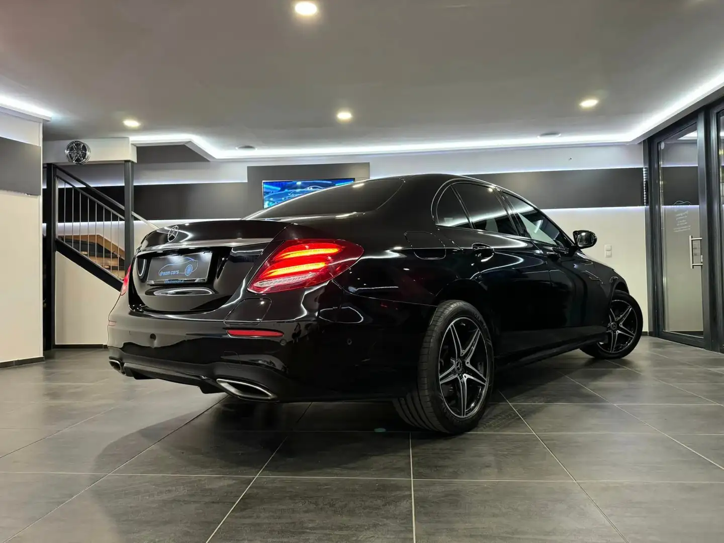 Mercedes-Benz E 300 AMG Line Aut. / WIDE SCREEN / NIGHT PAKET / TOTWI Schwarz - 2