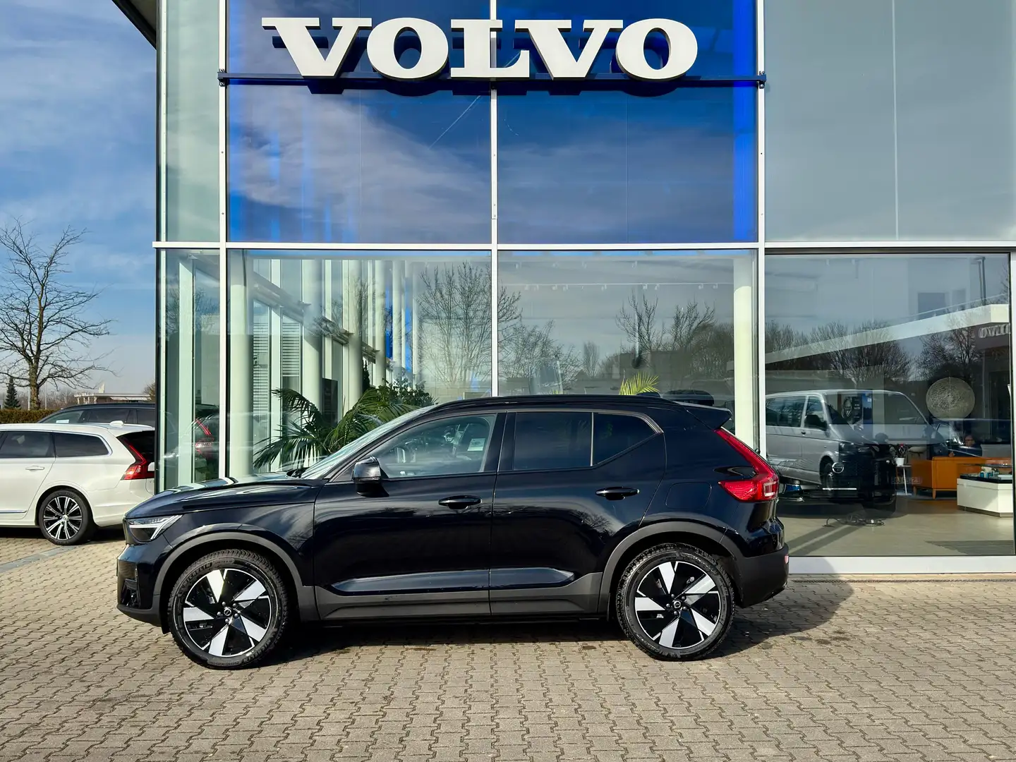 Volvo XC40 Plus Recharge Pure Electric Single Extended Range Schwarz - 2