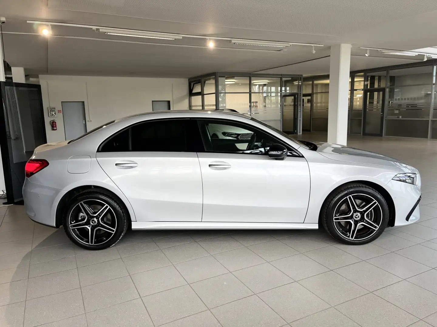 Mercedes-Benz A 250 A 250 e Limo AMG.Advanced.Plus+Burmester+Keyless Silber - 2