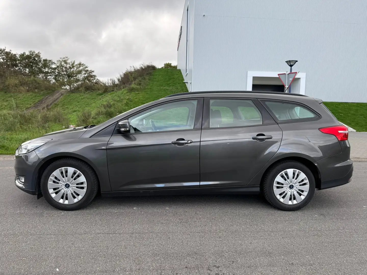 Ford Focus Wagon 1.0 Titanium AIRCO CRUISE.C STOELVERWARMING Grijs - 2