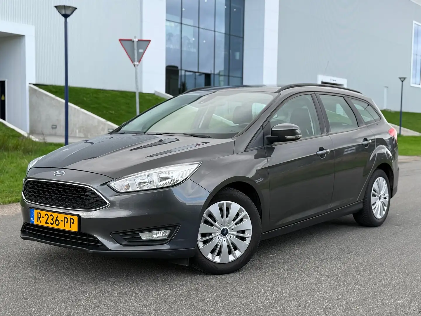 Ford Focus Wagon 1.0 Titanium AIRCO CRUISE.C STOELVERWARMING Grijs - 1