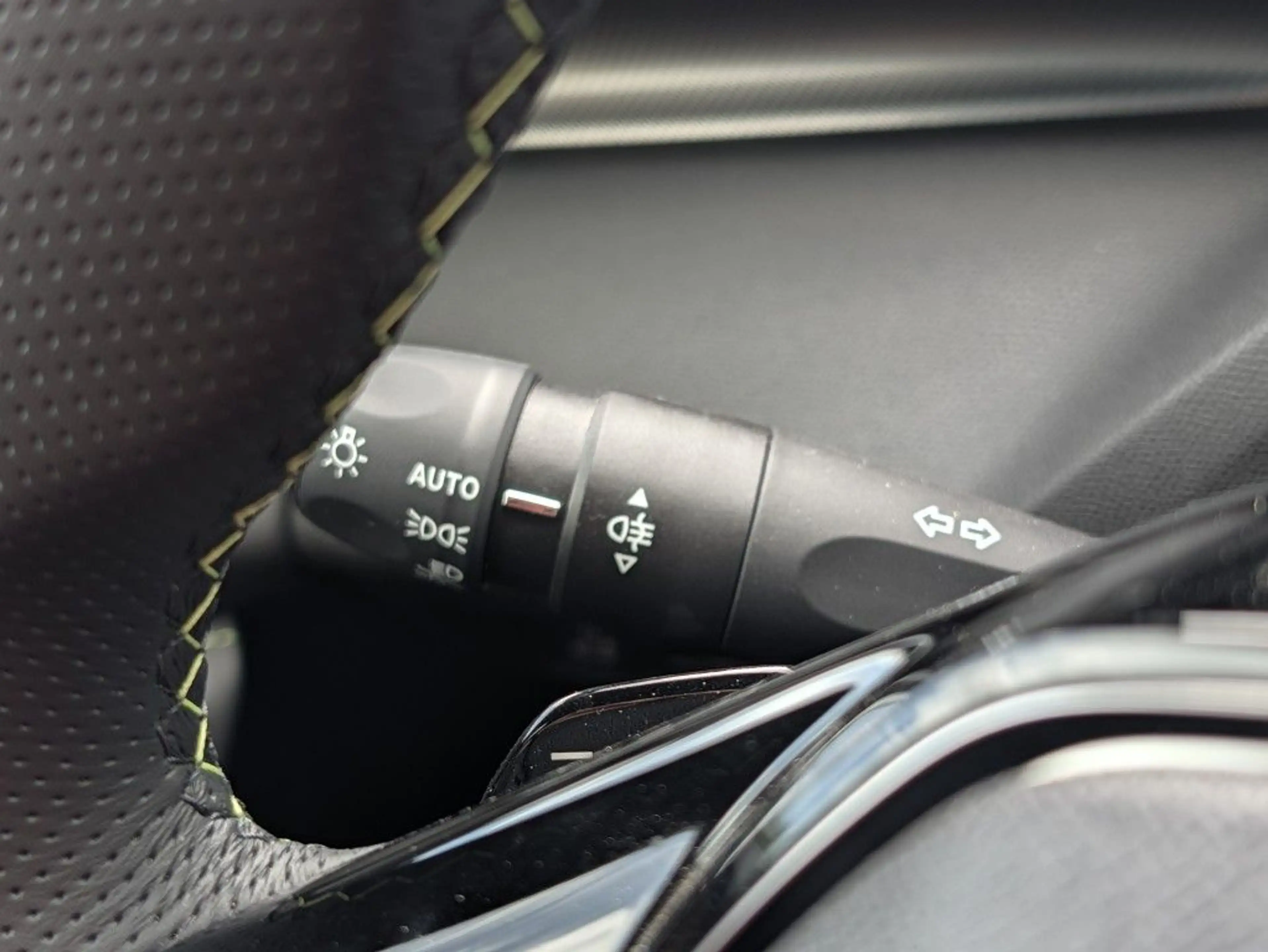 Peugeot 408 HYBRID 145 e-DSC6 GT — photo 12