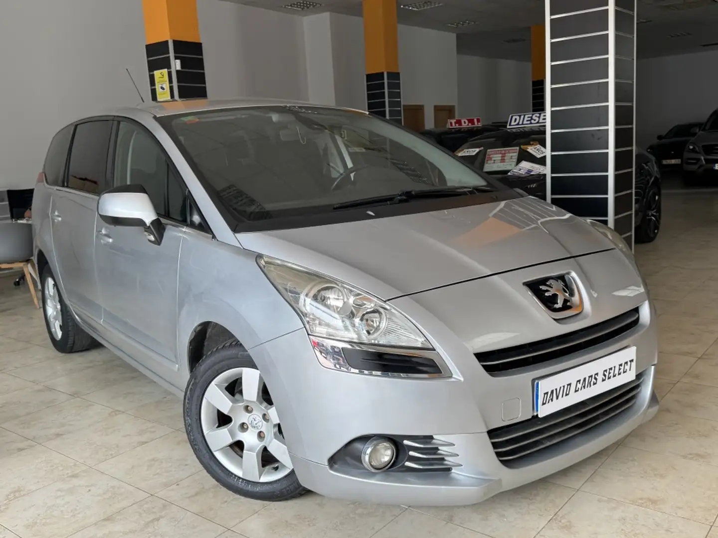 Peugeot 5008 1.6HDI Confort 112 Gris - 2