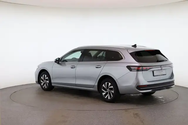 Volkswagen Passat view 5