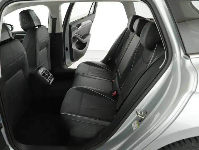 Volkswagen Passat view 11
