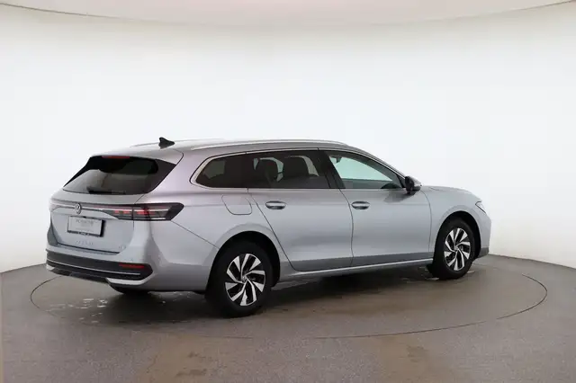 Volkswagen Passat view 4