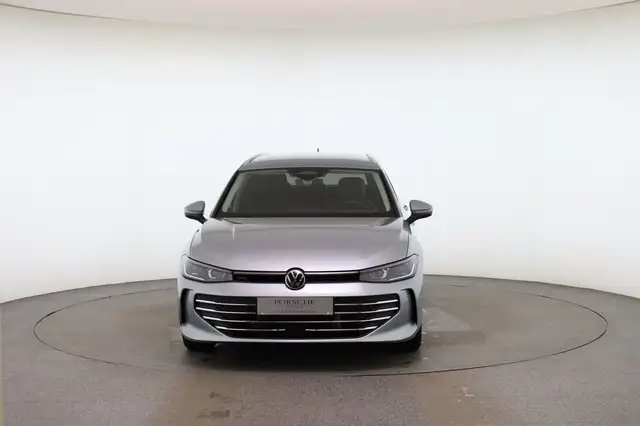 Volkswagen Passat view 3