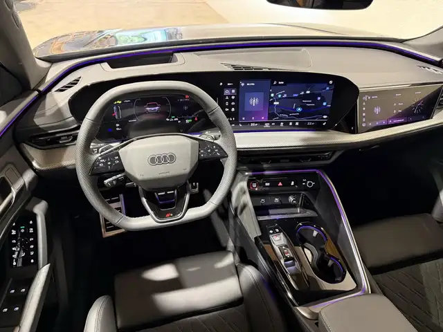 Audi SQ5 view 4