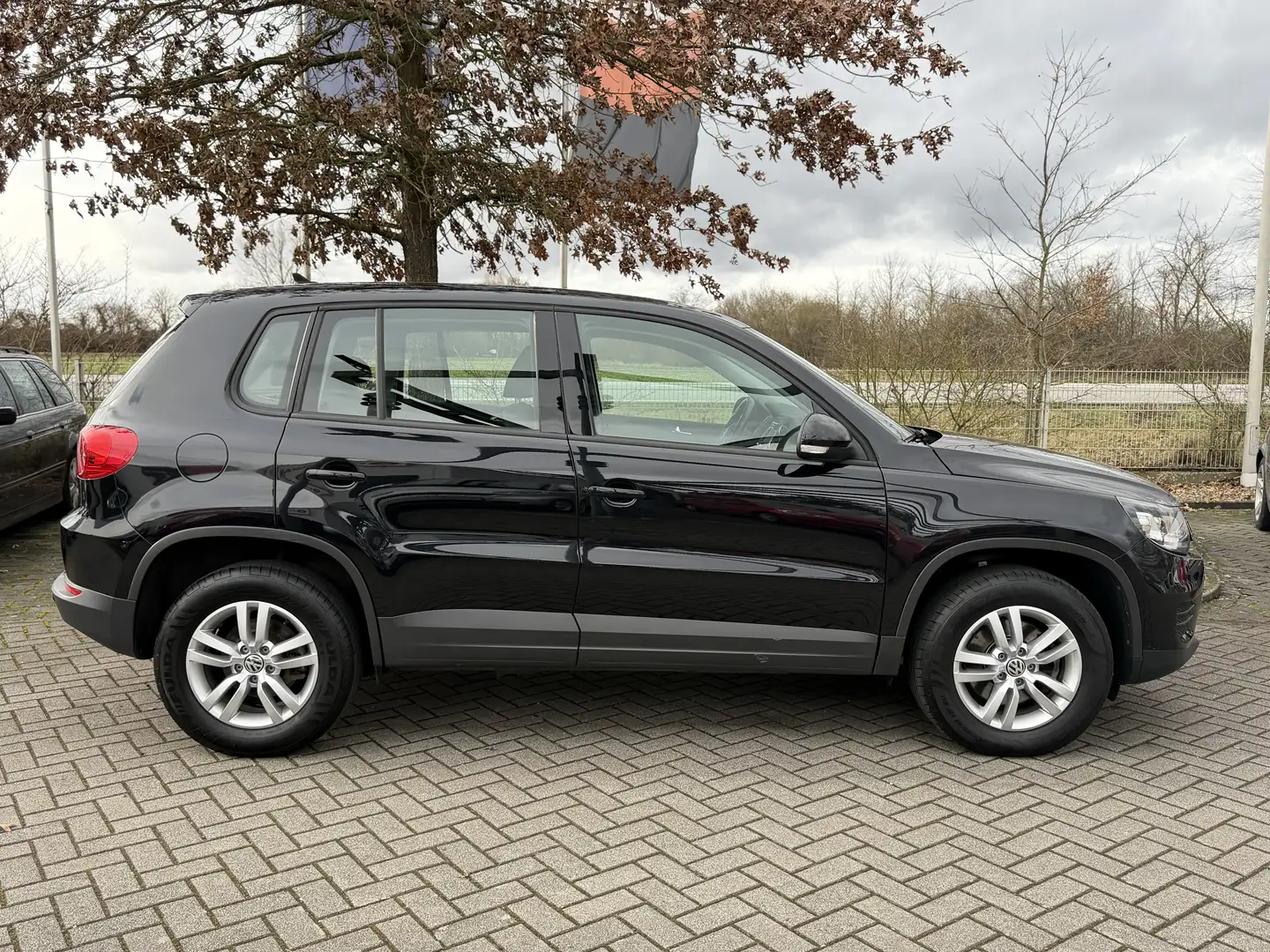 Volkswagen Tiguan Trend 2.0 TDI 4-Motion / Navi / Scheckheft Schwarz - 2