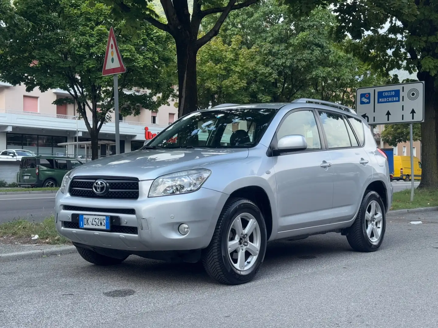 Toyota RAV 4 RAV4 2.0 Luxury TAGLIANDATA E GOMMATA NUOVA Argento - 1
