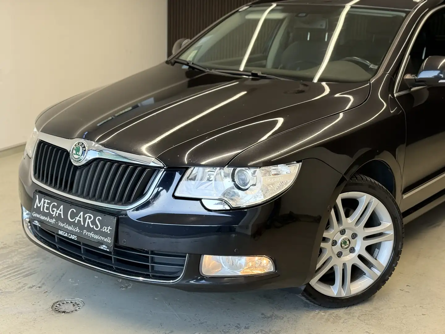 Skoda Superb Elegance 4x4 Aut. / LEDER / NAVI / SITZH. / Schwarz - 2