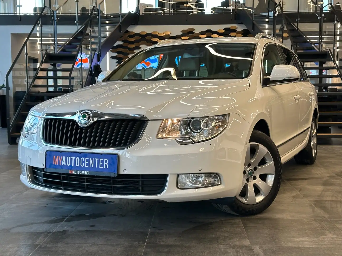 Skoda Superb Combi Elegance *1. Hand*Xenon*Klima*Navi* Weiß - 1