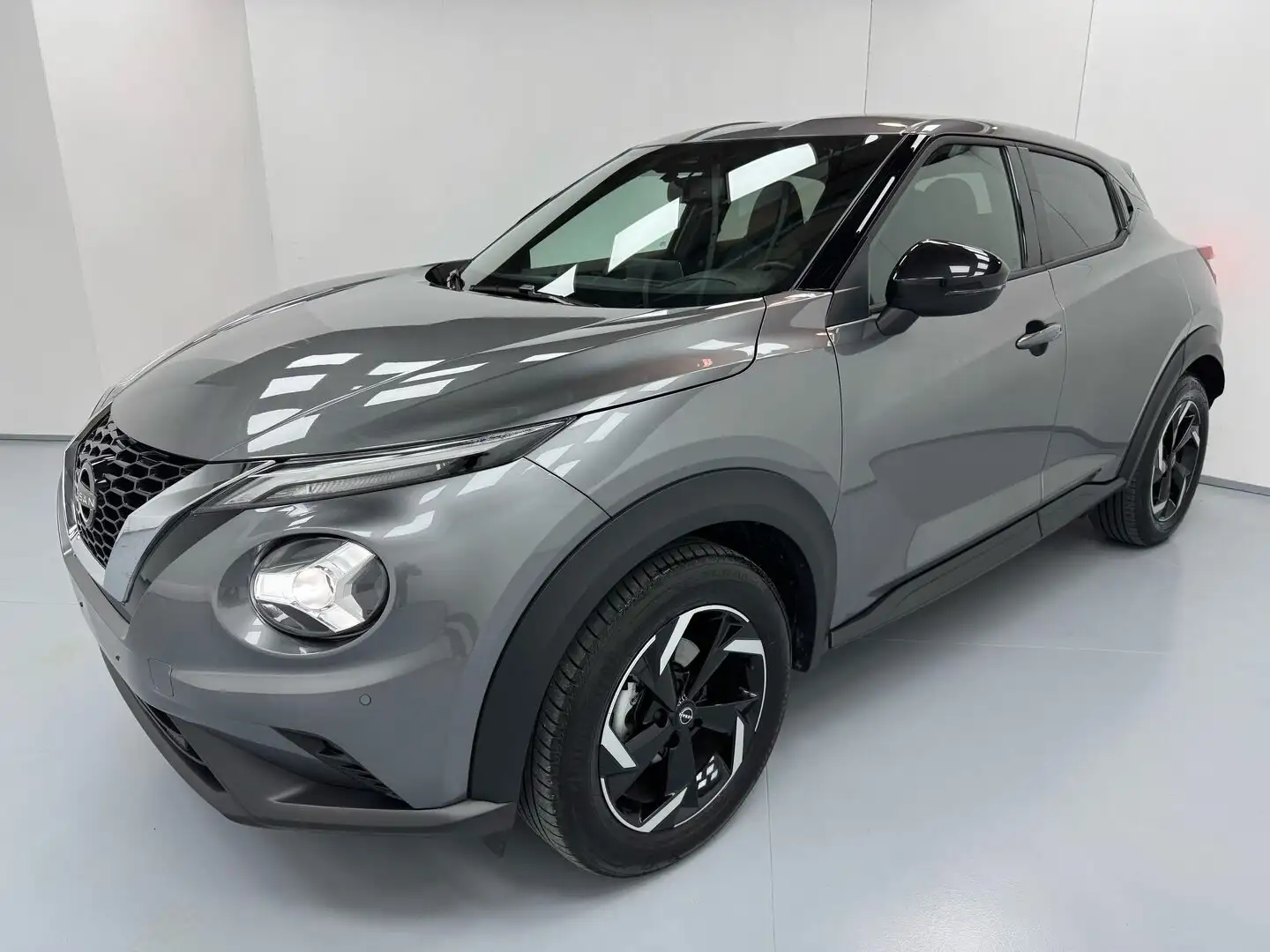 Nissan Juke N-CONNECTA 1.0 DIG-T 114 CV 2WD ONLYPROMO *LED+17" Grau - 1