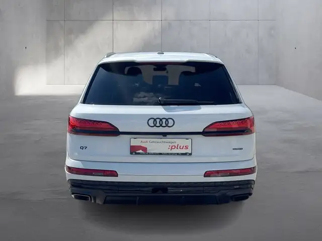 Audi Q7 view 6