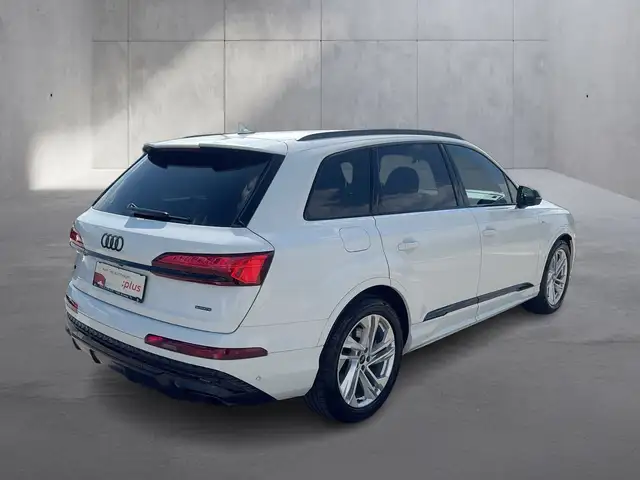 Audi Q7 view 7
