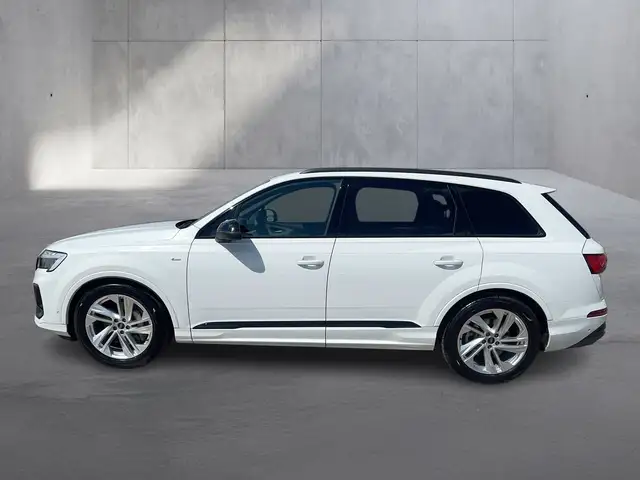 Audi Q7 view 4